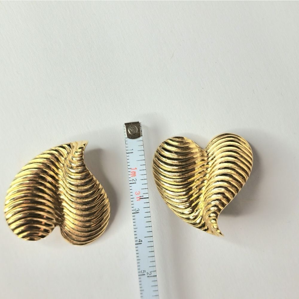 Vintage Givenchy Paris 80s classic trendy gold rippled heart clip on earrings - Picture 5 of 9
